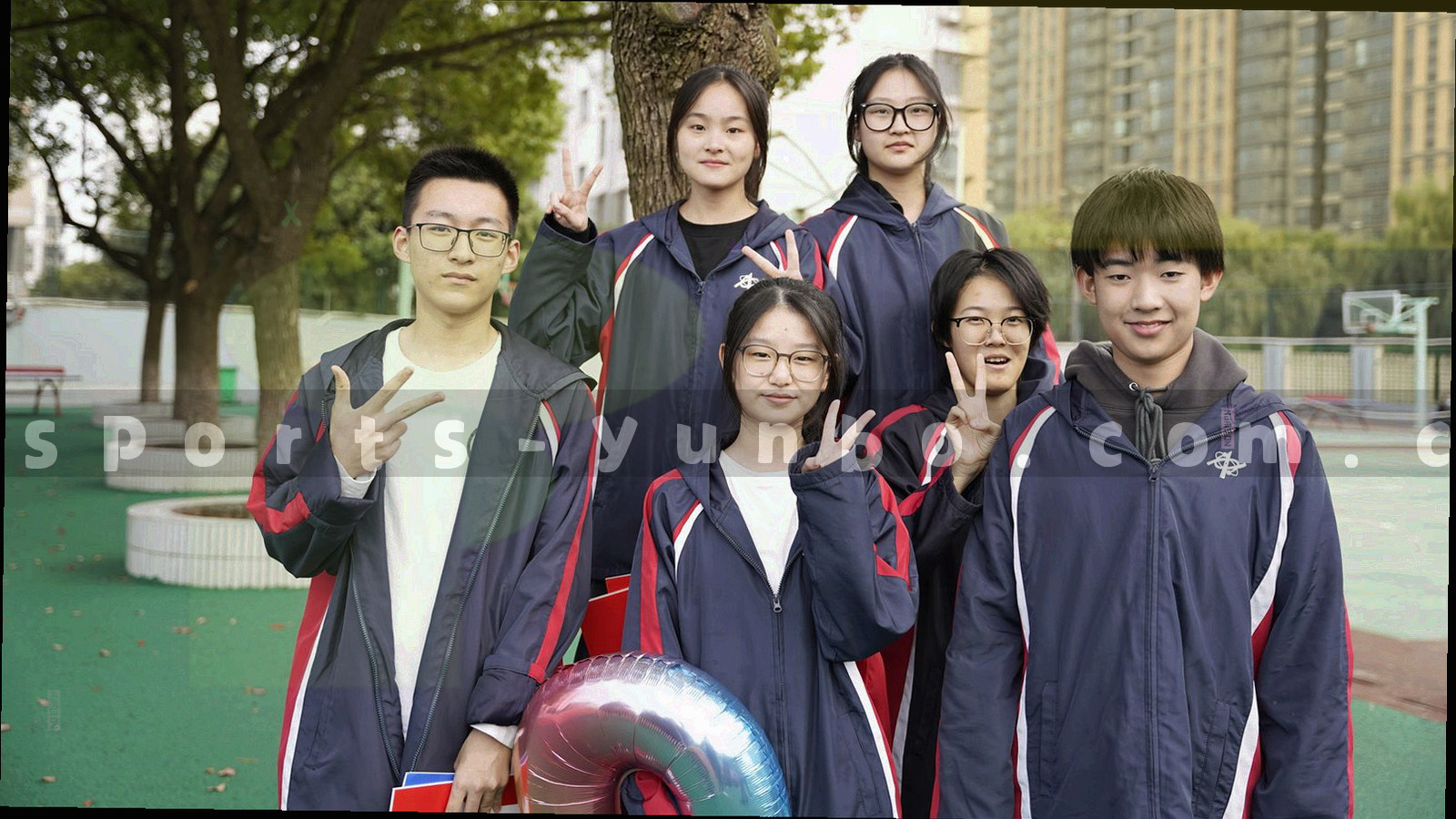 抽象数据流线框图形，信号青线条在深空蓝底上汇聚再分岔，画面无文字与人物
